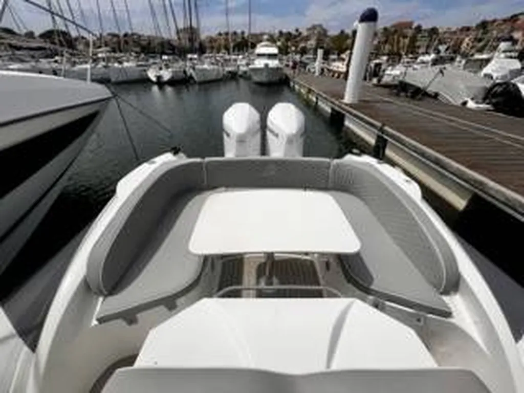 Location semi-rigide haut de gamme avec skipper à Bandol dans le Var : Fanal Libecciu 1000