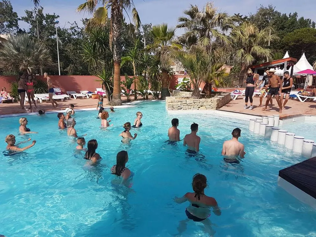 Animation en piscine avec vos animateurs de la saison à vias plage