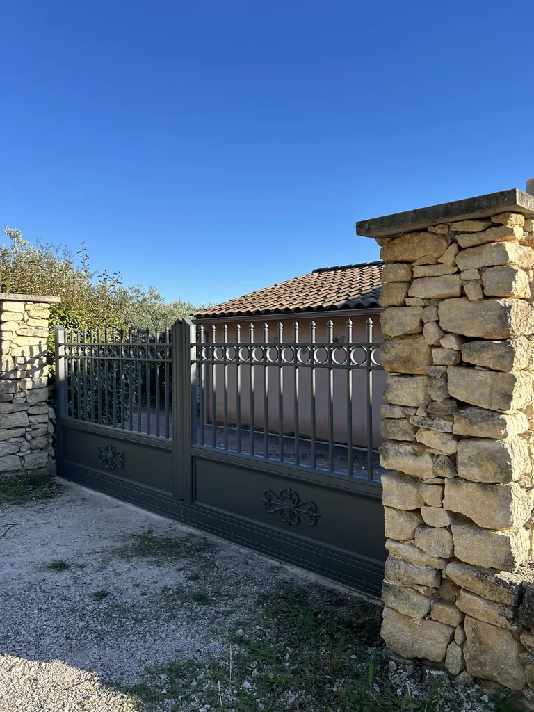 Pose d’un portail coulissant et portillon aluminium à Rustrel (Luberon – Vaucluse)
