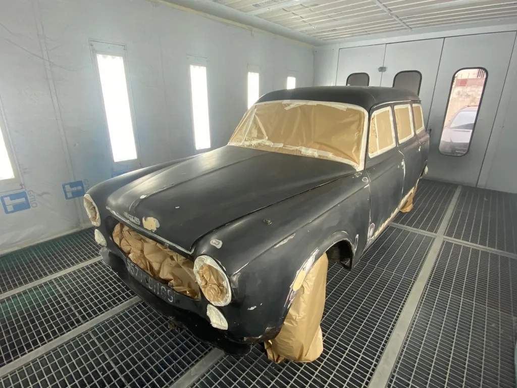 Restauration carrosserie d'une Peugeot 403 chez Platinum Carrosserie a Carnoux 13470 avec franchise offerte