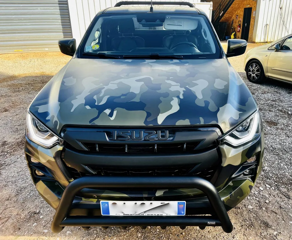 Covering intégral camouflage sur un Isuzu près de Saint-Maximin dans le Var