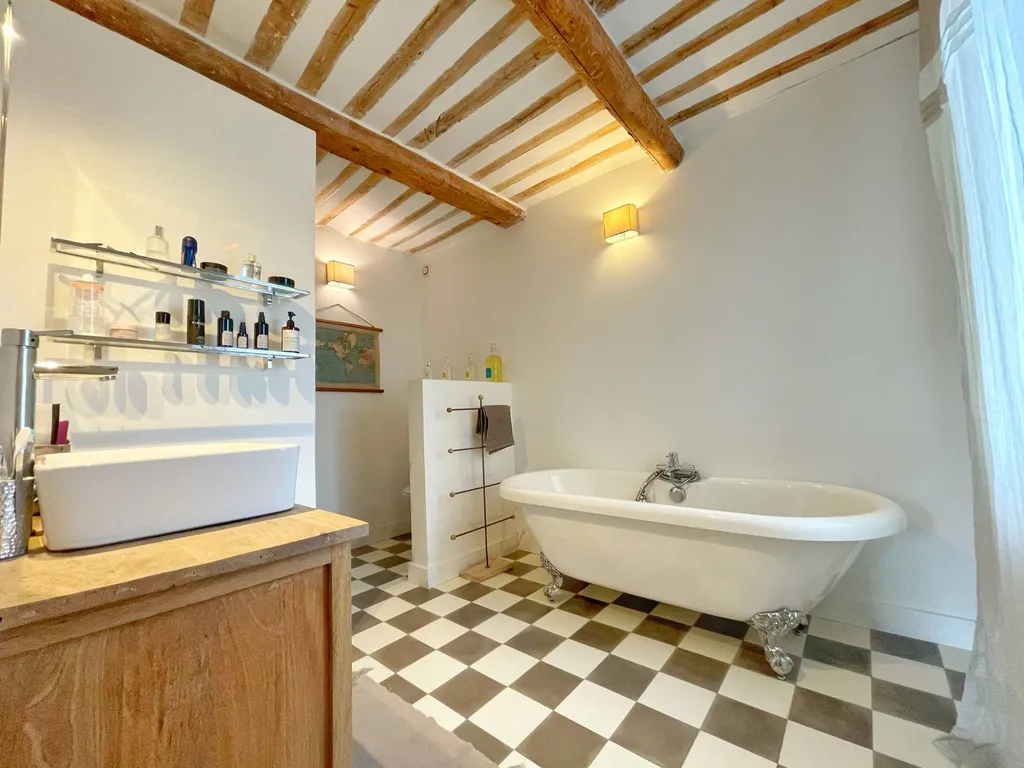 aux portes du Ventoux, élégante maison de ville du XIXème siècle entièrement rénovée    