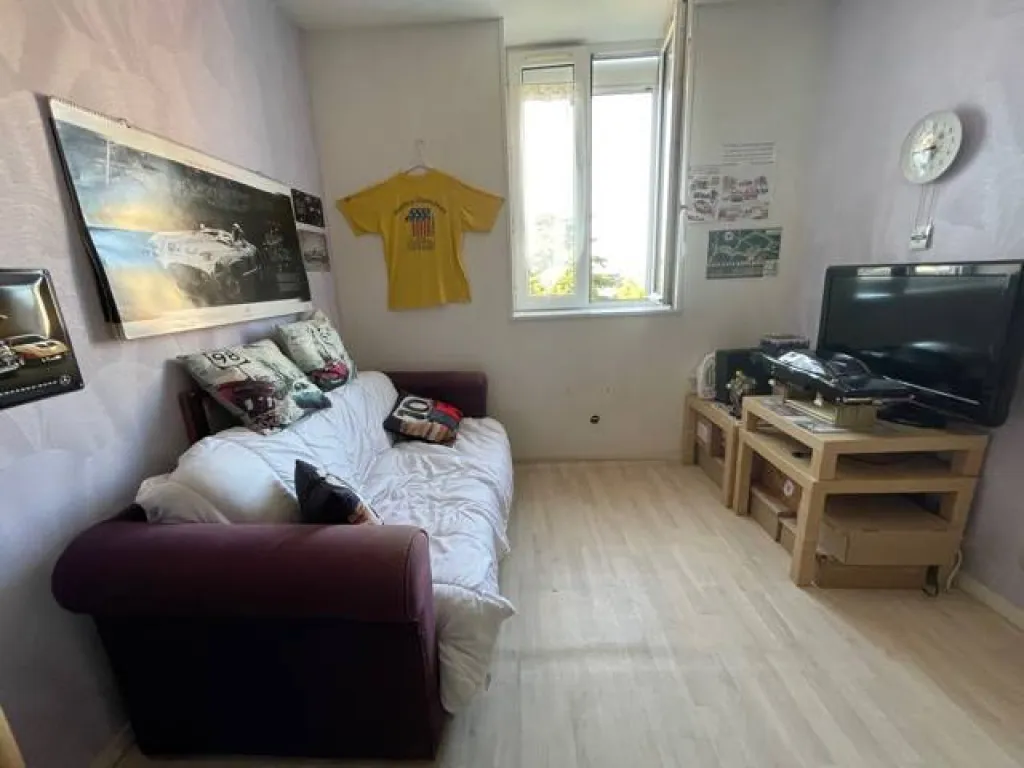 A acheter ensemble immobilier avec un immeuble de 3 appartements, une maison et 8 garages sur un terrain de 700m² sur la commune de CAUDEBEC LES ELBEUF 76320