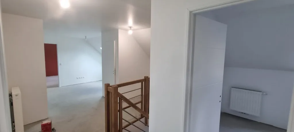 Chantier de peinture finition blanche veloutée au pistolet dans une maison avec quelques murs de couleur, peinture de sol, lasure teintée et vitrificateur dans l'Ouest Parisien(95).