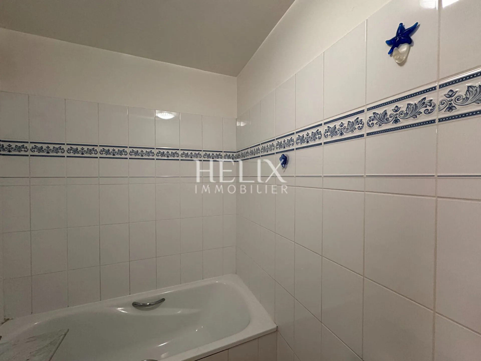 A vendre à Saint Germain Laye, un appartement 3 pièces à 1 minutes à pied de la place du marché dans un bel immeuble de standing extrêmement bien entretenue avec ascenseur. 