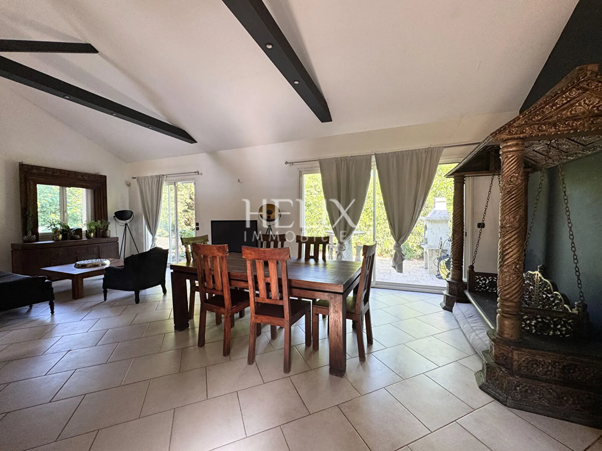 A vendre Orgeval , exceptionnelle maison de 350 M2 édifiée sur un terrain arboré de 1056 m2 avec une piscine extérieur, le calme absolu.