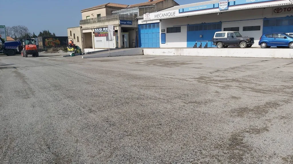 Réfection en gravillonnage bicouche du parking d'un garage à Chateaurenard dans les Bouches du Rhône