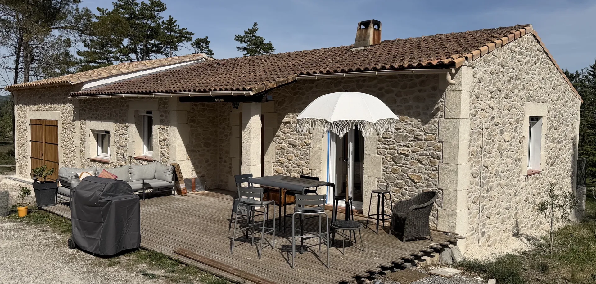 Rénovation des façades d’une maison traditionnelle dans le Domaine de Bonelli à Conqueyrac dans le Gard en finition « Pierre » avec des enduits à la chaux