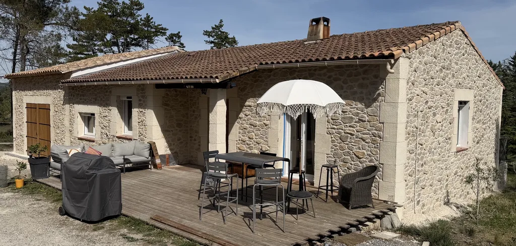 Rénovation des façades d’une maison traditionnelle dans le Domaine de Bonelli à Conqueyrac dans le Gard en finition « Pierre » avec des enduits à la chaux