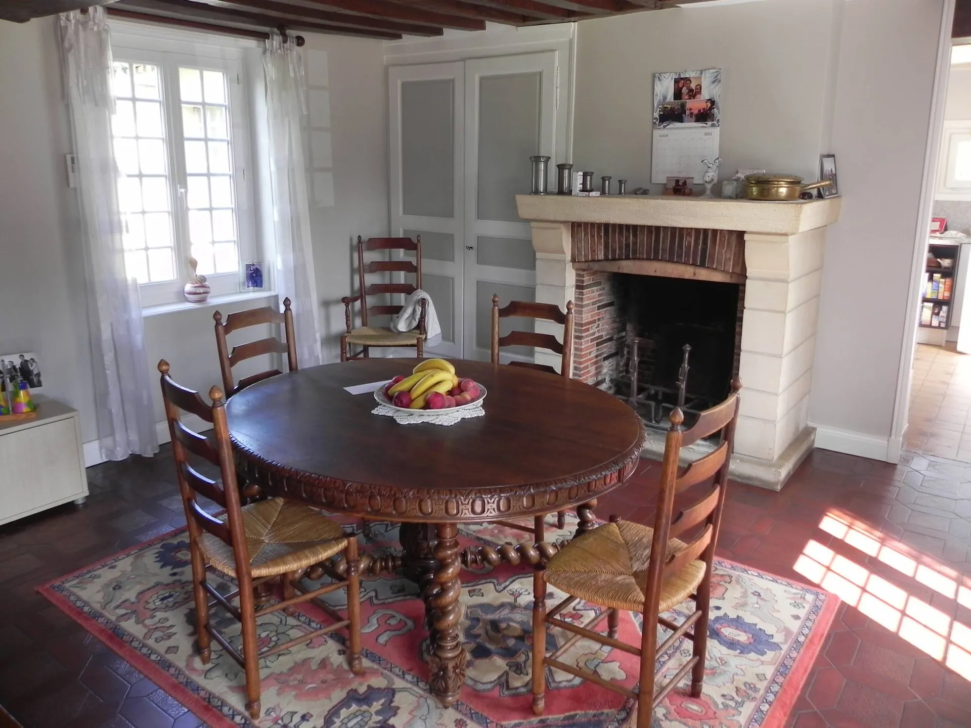 L'agence immobilière Terres et Demeures de Normandie à Lisieux 14100, 41 avenue Victor Hugo vous invite à venir découvrir ce beau Corps de Ferme normand et ses annexes, édifiées sur 3ha 40a au Sud de Lisieux 14100.