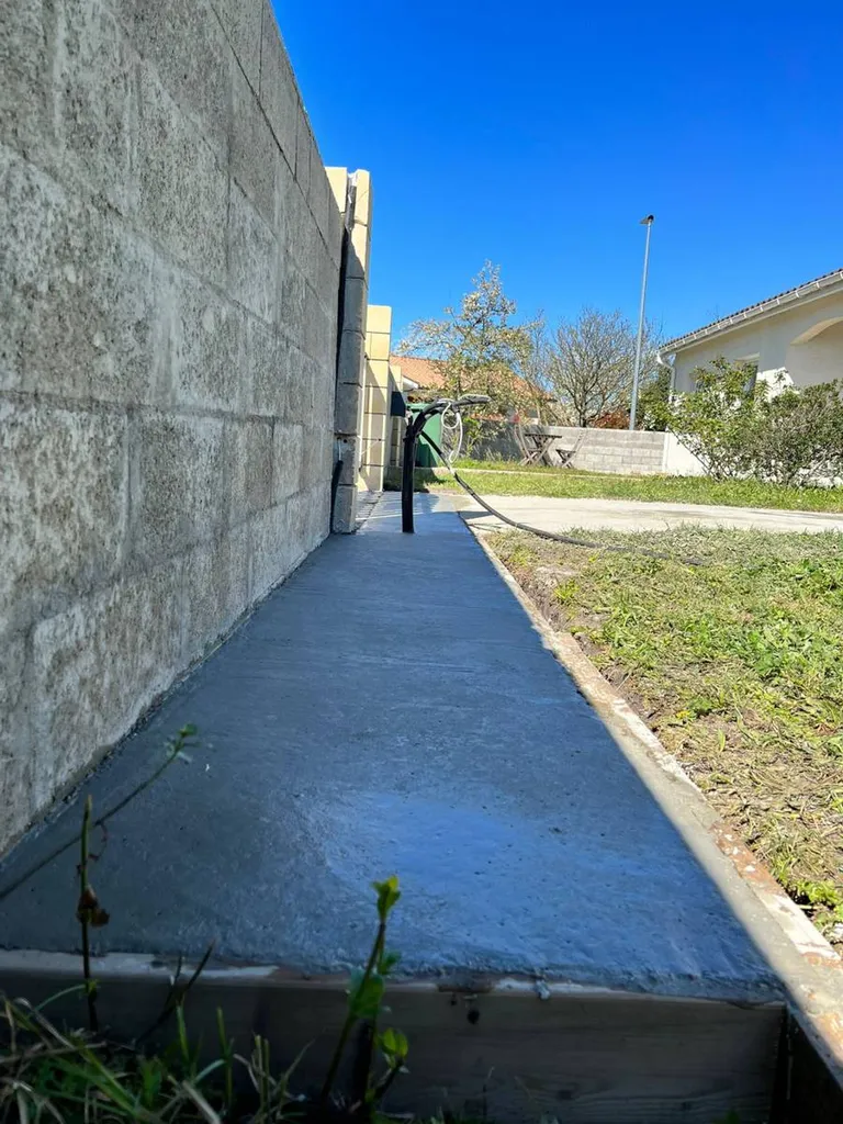 travaux de terrassement avec création d'un seuil béton pour portail sur Villenave d'Oron 