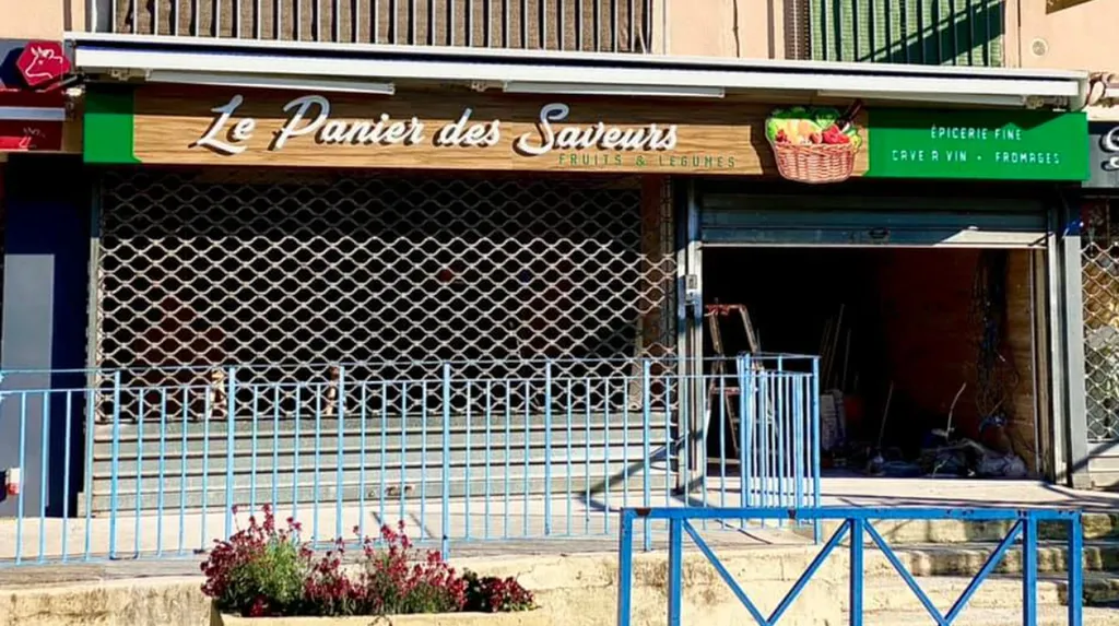 fabrication d'une enseigne drapeau double face lumineuse en lettre découpé PVC la couronne