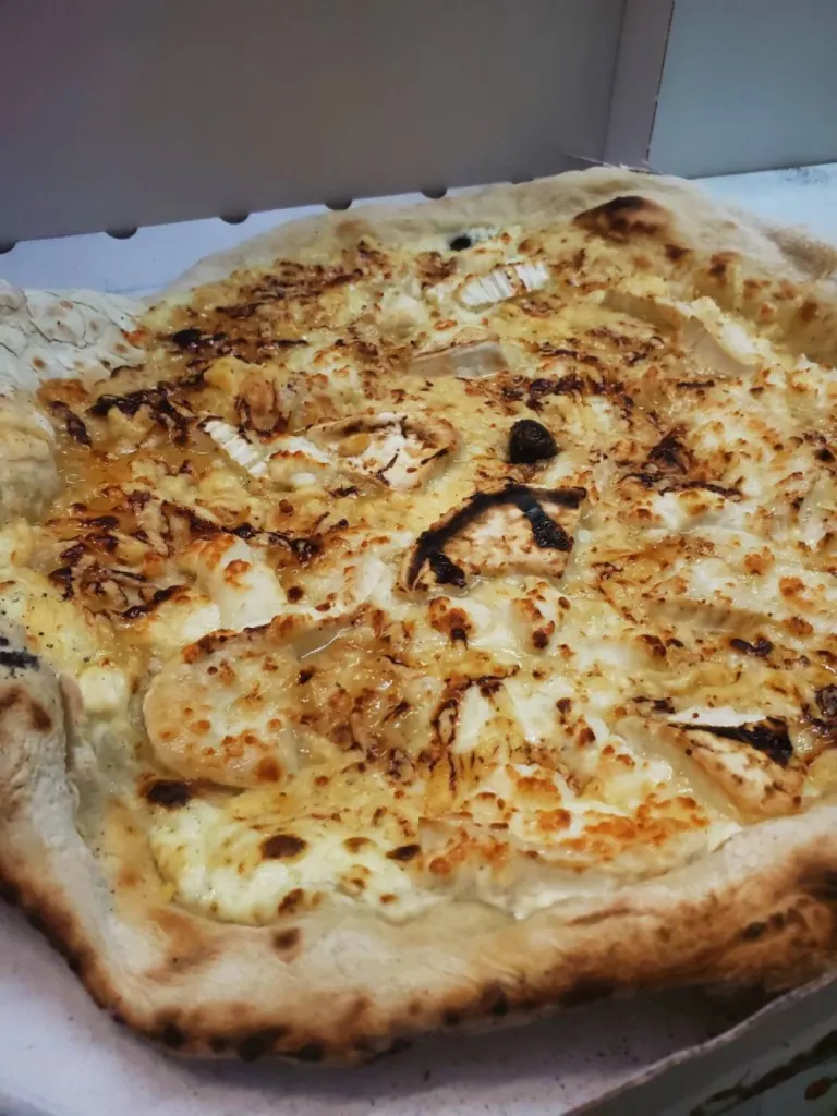 supplément  chèvre  sur pizza chèvre miel  salon