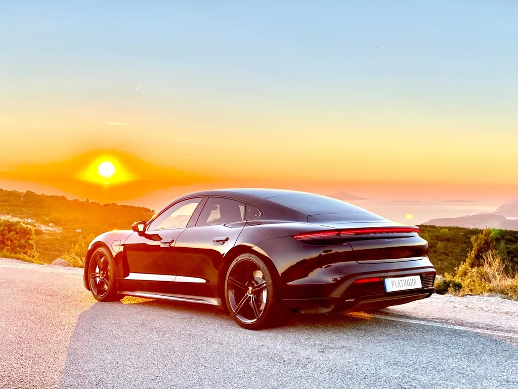 Réparation carrosserie SUR Porsche Taycan à Cassis choc avant avec véhicule de prêt