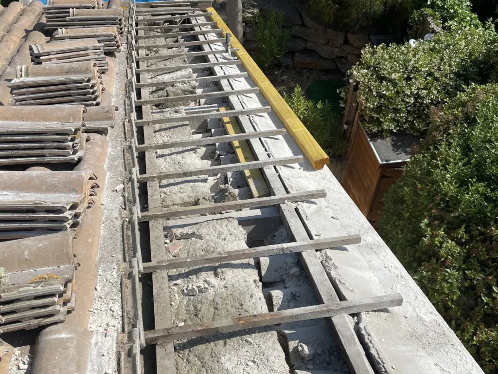 En cours: Rénovation d’une toiture de maison près d’Aix en Provence.