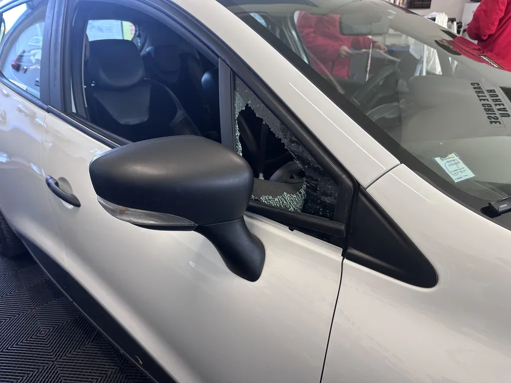 Remplacement de custode ou vitre latérale Range Rover à Marseille – Franchise offerte jusqu’à 50 € chez Speed Glass