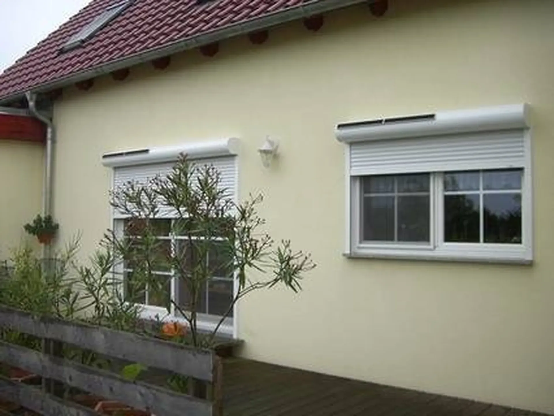 Façade avec porte et fenêtres équipées de volets roulants à Lyon pour améliorer l’isolation thermique et la sécurité