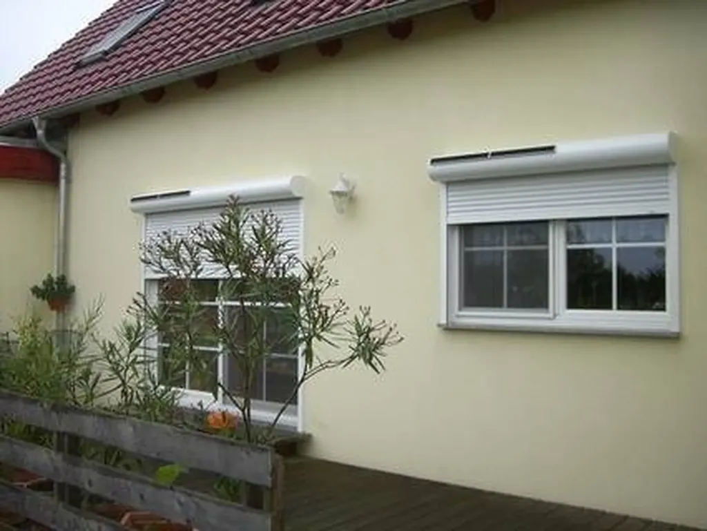 Façade avec porte et fenêtres équipées de volets roulants à Lyon pour améliorer l’isolation thermique et la sécurité