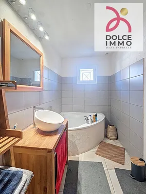 Belle maison récente avec 3 chambres, piscine et garage à Arsac, secteur calme