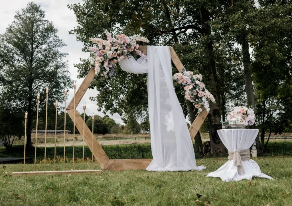 My Event' by Jenny vous donne ses astuces pour la décoration de votre arche de cérémonie de mariage sur le thème blanc à Bordeaux en Gironde