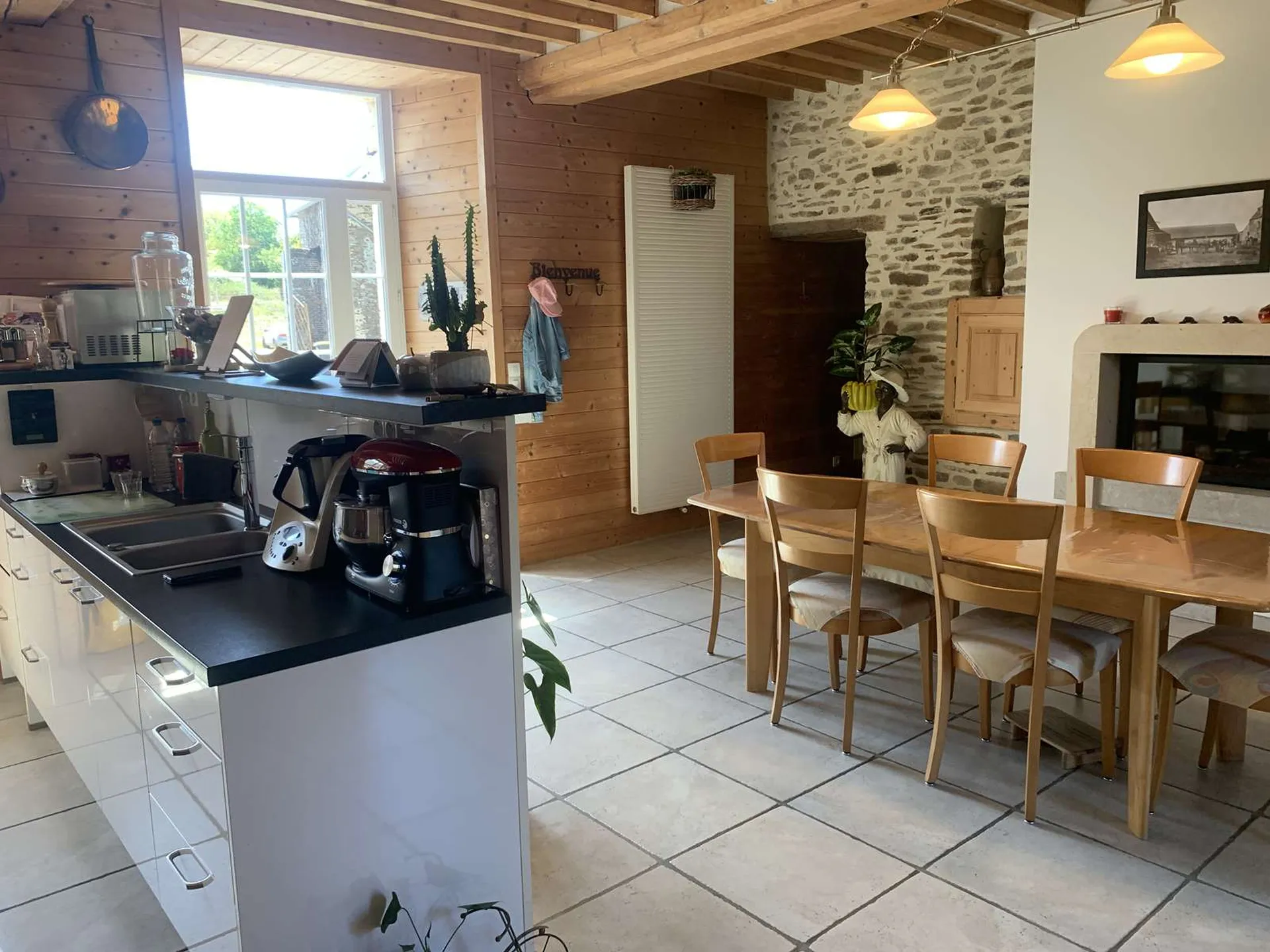 salle à manger avec coin cuisine