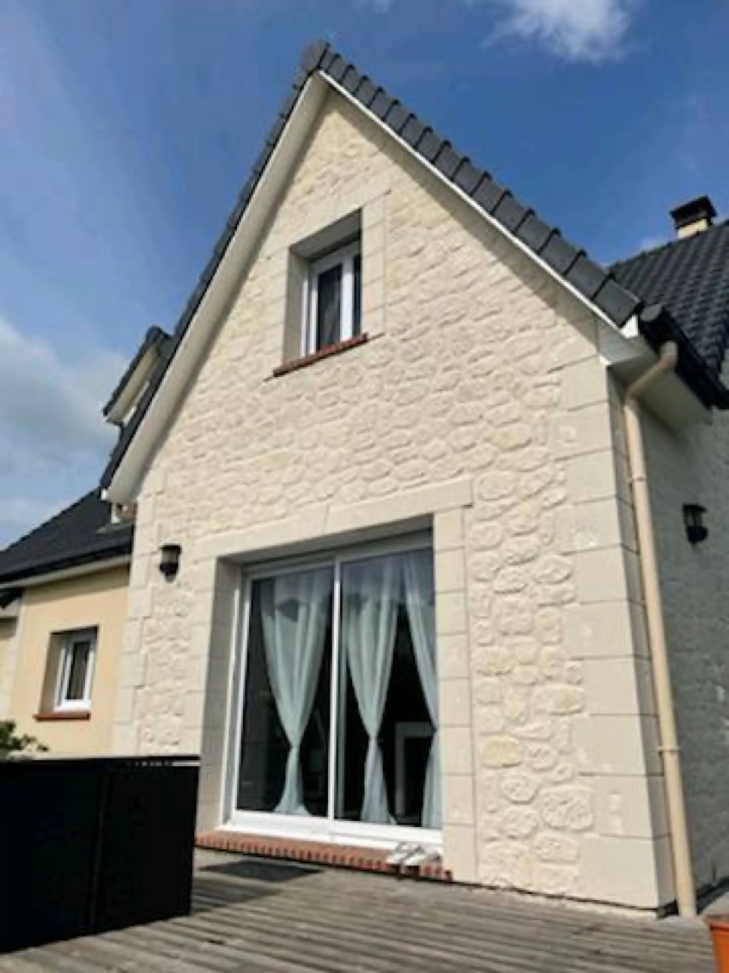 Faire rénover la façade d'un immeuble en ravalement aspect pierre proche de Fécamp (76)