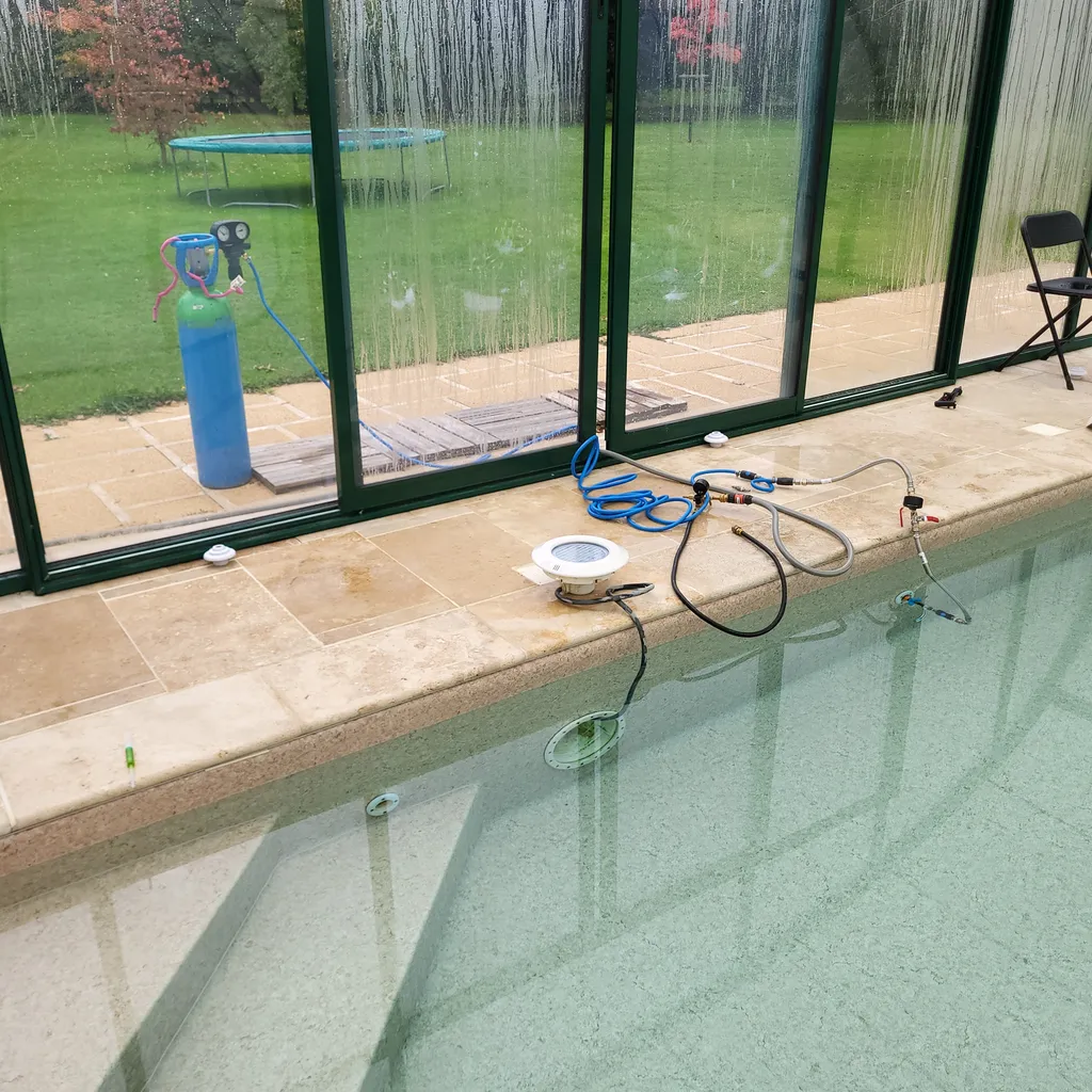 Fuite sur piscine liner détectée sans casse ni vider le bassin à Issoudun dans le 36
