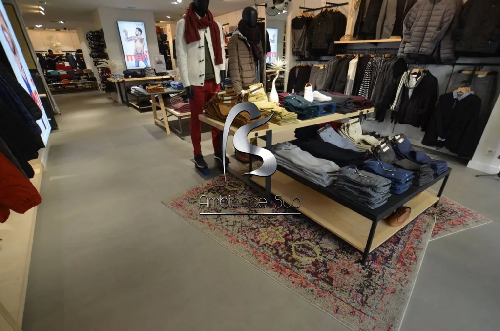 SOL DECORATIF EN BETON COULE SUR ANTIBES COTE D'AZUR