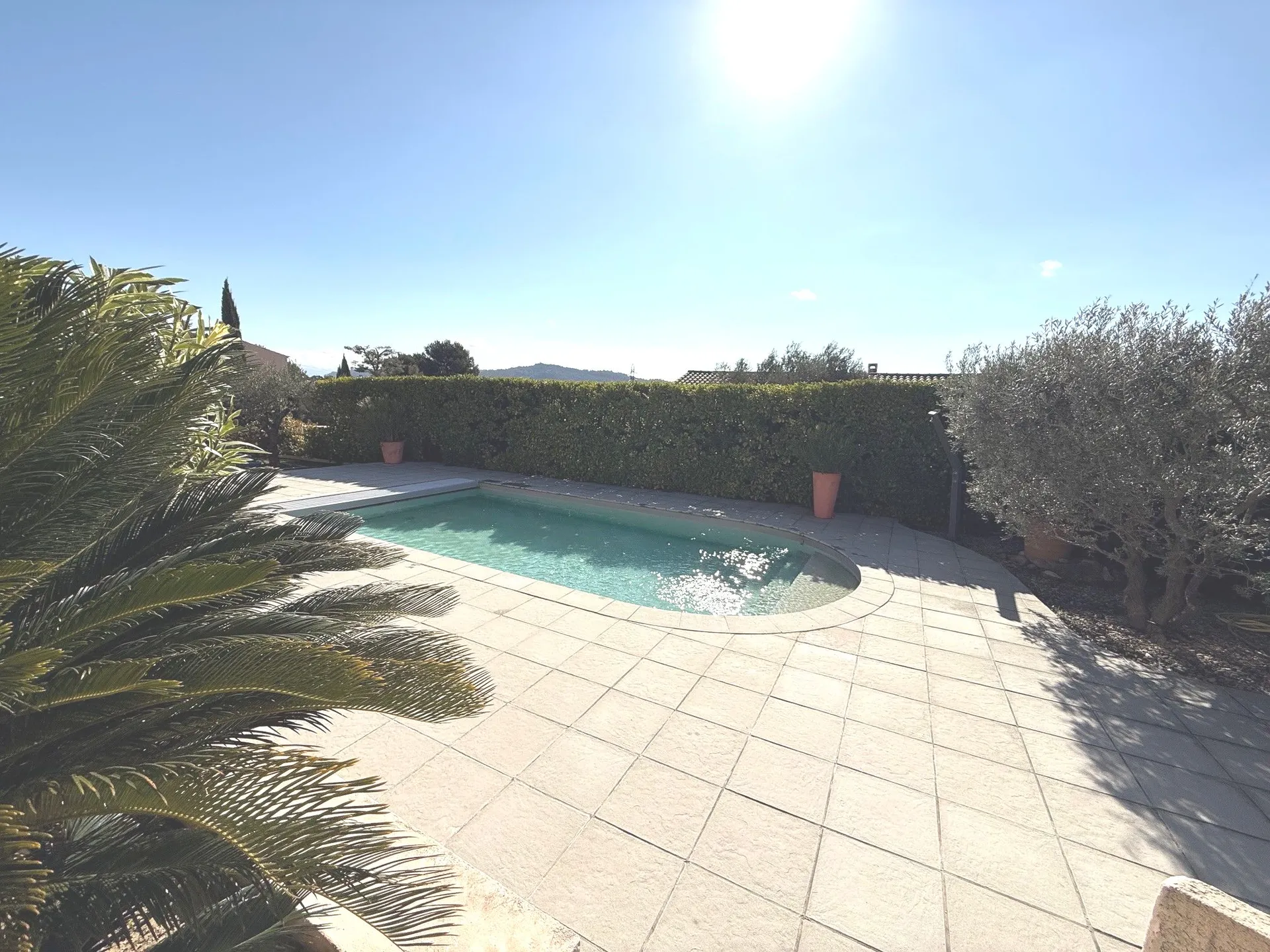 Vente villa à Roquefort la Bédoule comprenant 4 chambres et un bureau, sur deux niveaux à 1 km du village dans un quartier calme et recherché