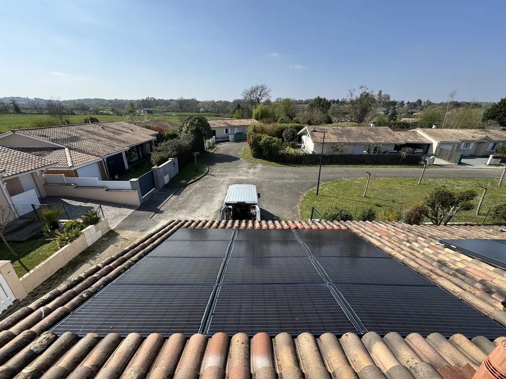Technicien ECSR en intervention pour le nettoyage de modules photovoltaïques à La Sauve-Majeure (33670)