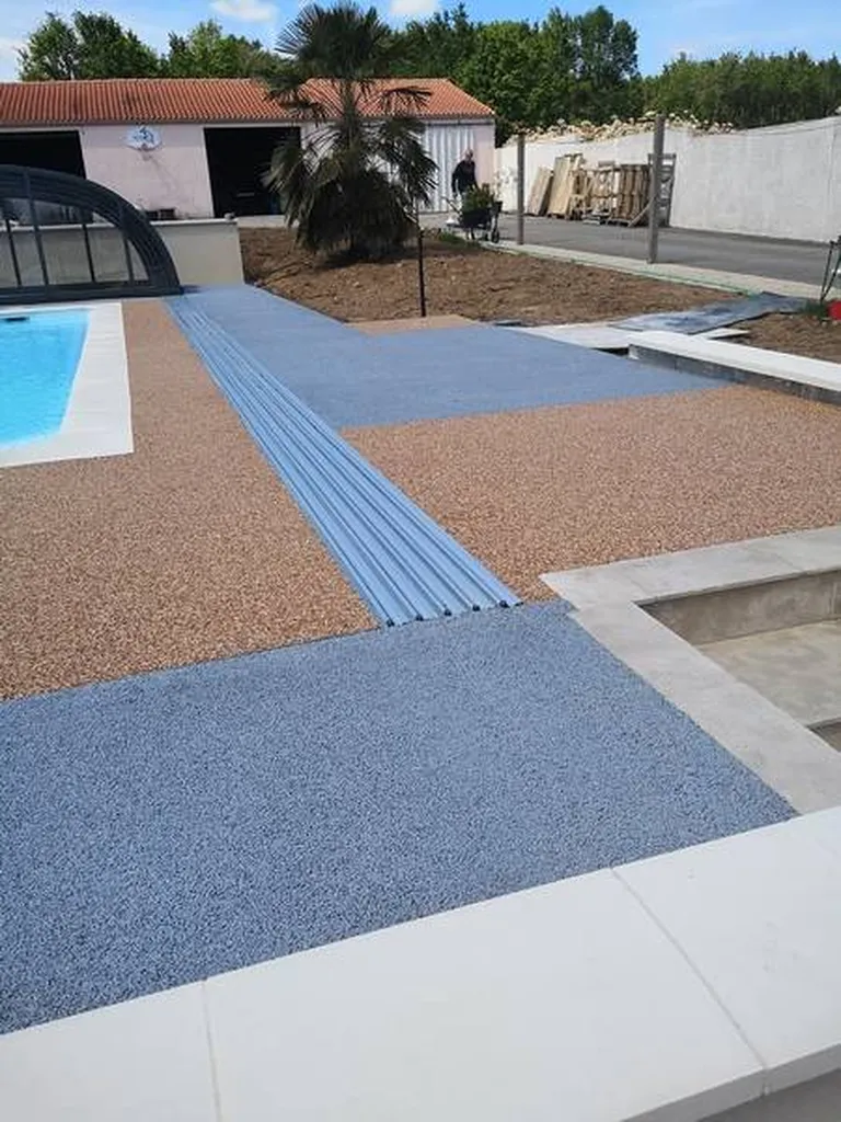 Plage piscine en résine perméable 