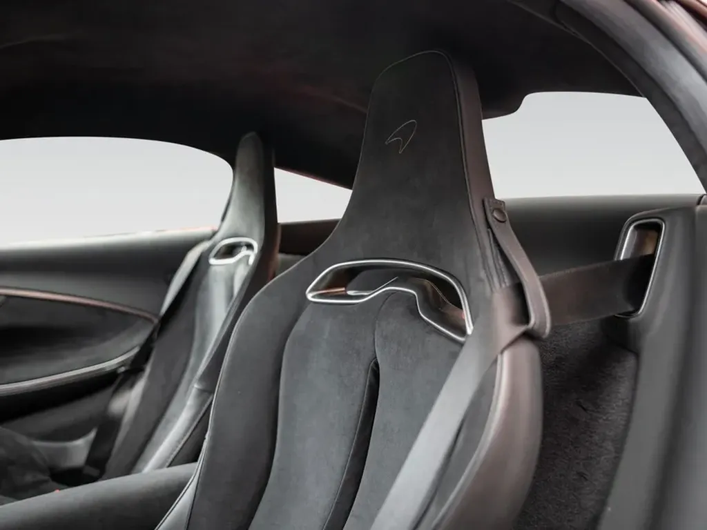 McLaren Artura sièges sport Alcantara intérieur Bordeaux