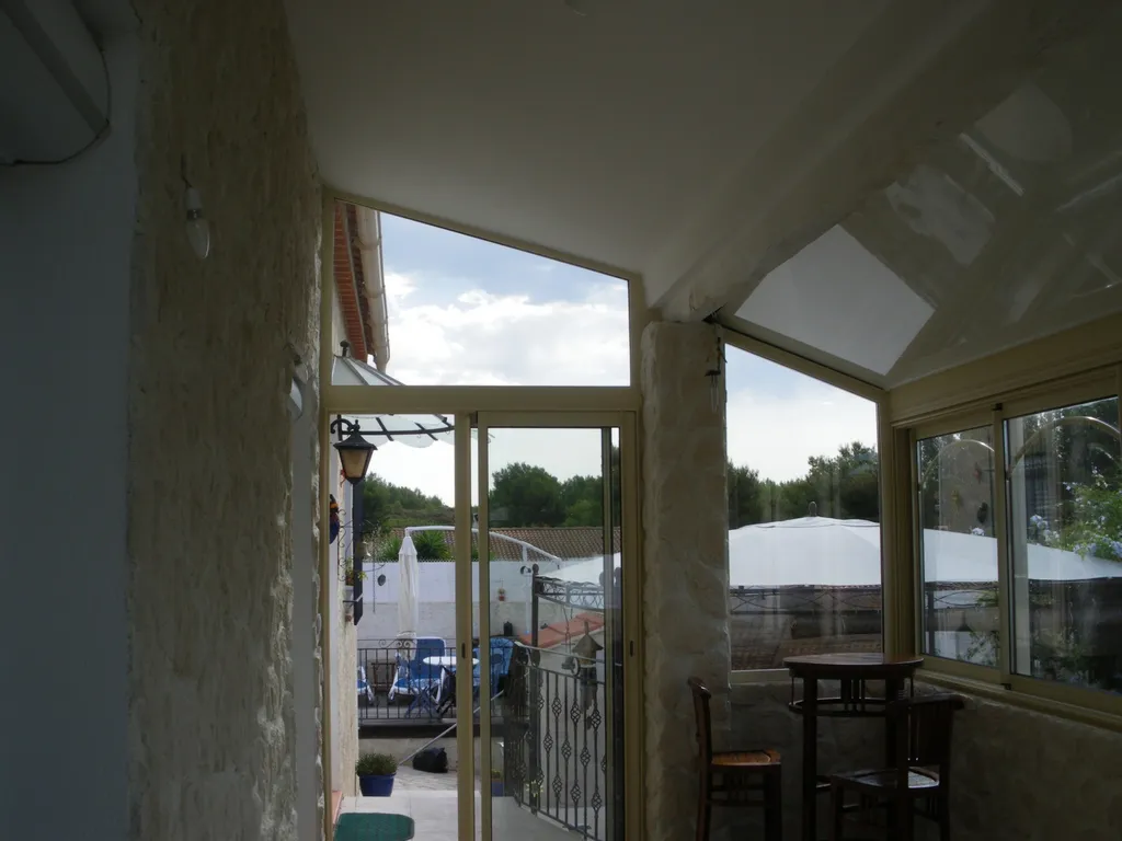 Véranda avec toiture isolante à Port de Bouc