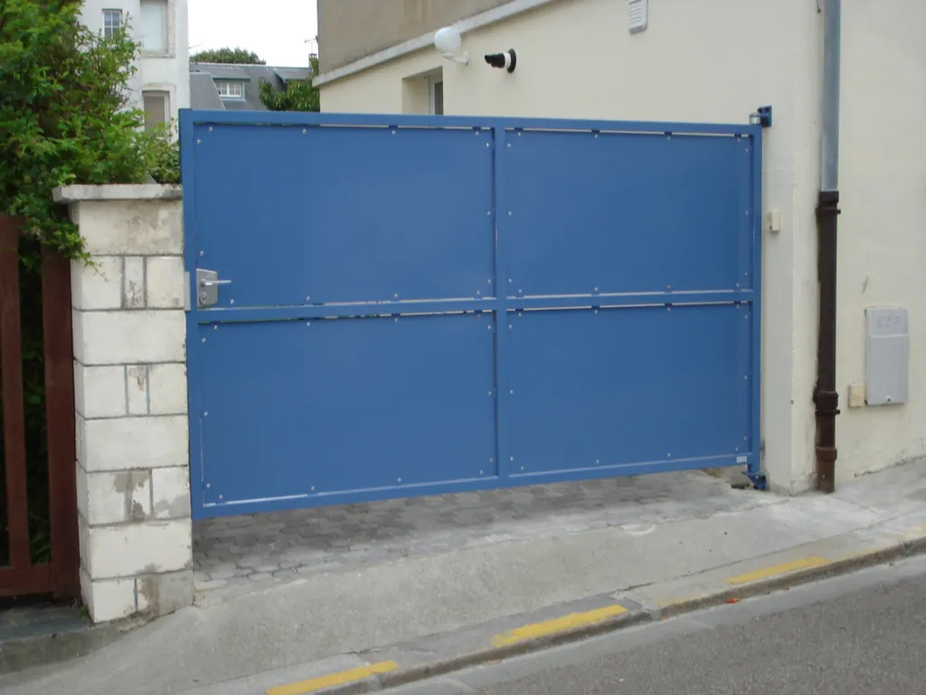 Fourniture et pose de portail plein sur mesure