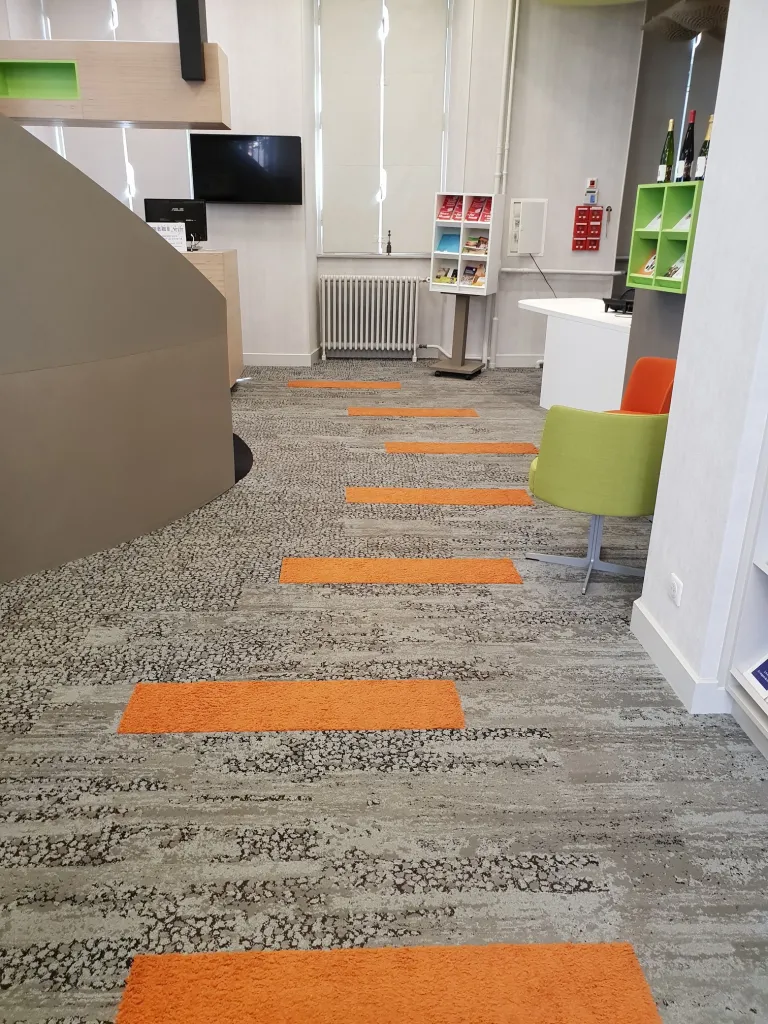 Pose de dalles moquette et lames LVT sur sous-couche isolante pour bureaux professionnels à Strasbourg