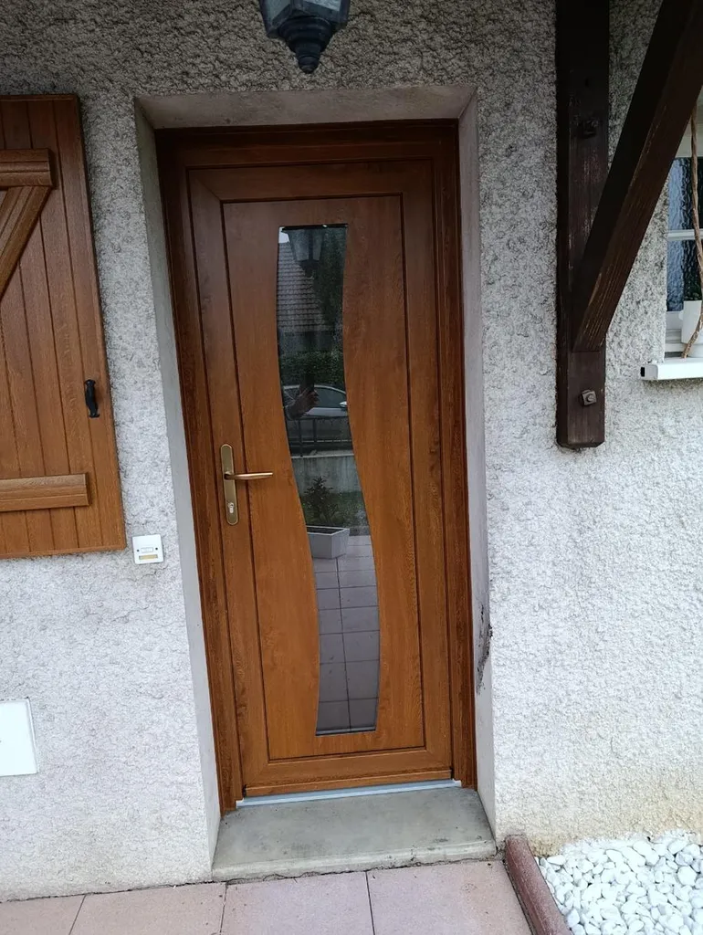 Porte d'entrée en PVC chêne doré à Chevigny Saint Sauveur
