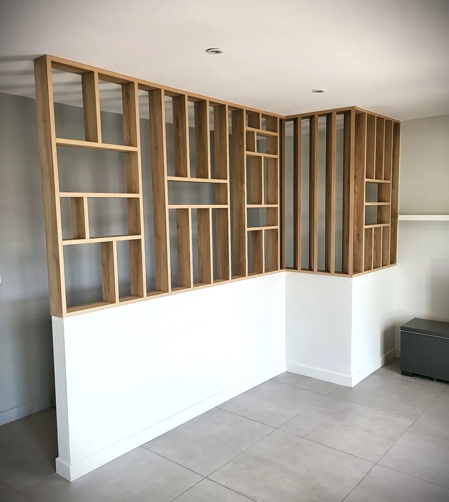 Conception et installation d'un claustra sur mesure en mélaminé bois proche de Belleville en Beaujolais