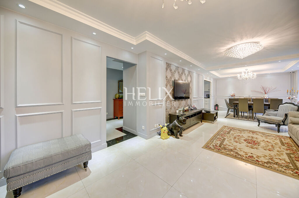 Maison agréable, efficiente thermiquement, terrain plat et cuisine d'été , garage double et dépendance.