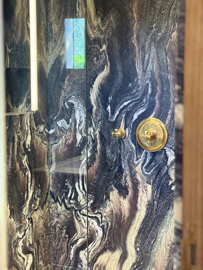 Salle de bain en Marbre Cipolino à Saint Tropez