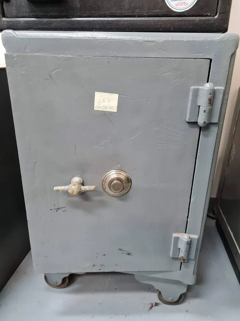 serrurier en train d'ouvrir le coffre-fort sur Abscon