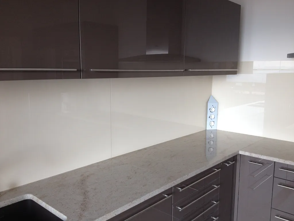 Pose d’un plan de travail en granit sur mesure de 3 cm d’épaisseur lors de la rénovation d’une cuisine à Collonges-au-Mont-d’Or (Rhône – 69)