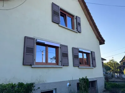Installation de volets roulants monoblocs motorisés Somfy avec tablier aluminium isolé blanc pour baies vitrées à Strasbourg