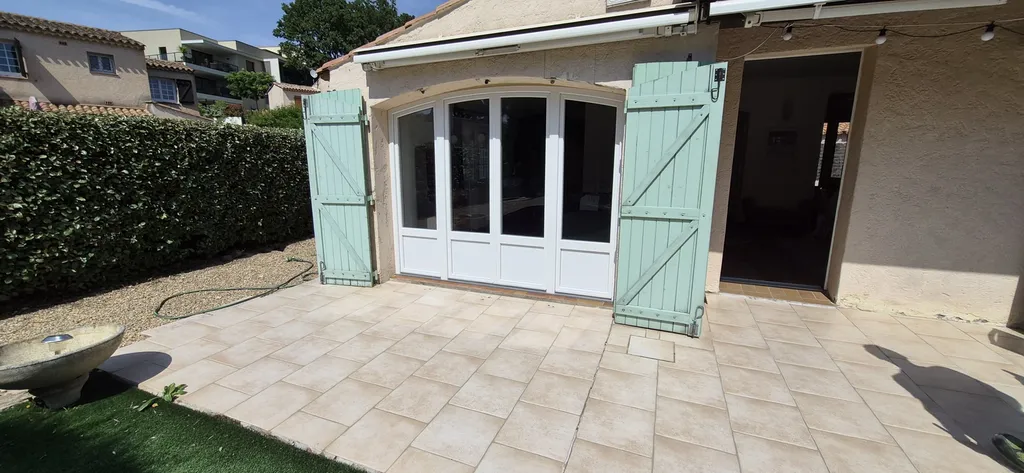 Porte-fenêtre cintrée sur mesure en dépose totale alliant élégance, isolation thermique et savoir-faire artisanal à Fréjus