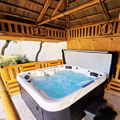 comment-installer-un-spa-sous-une-paillotte-bambou