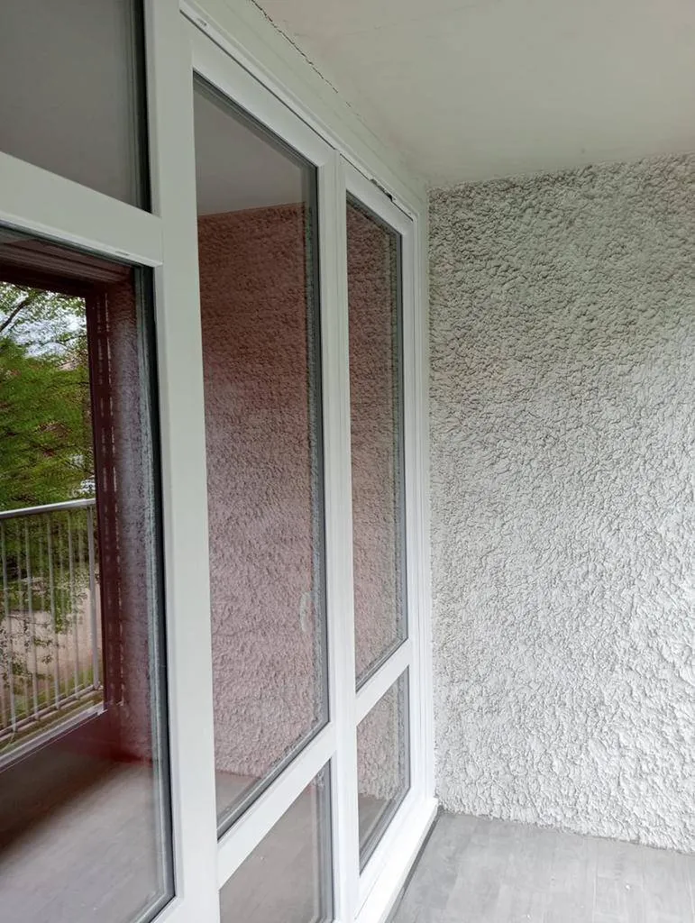 Installation de nouvelles fenêtres en PVC blanc conforme à la RE2020 dans une copropriété à Caluire-et-Cuire (69300)