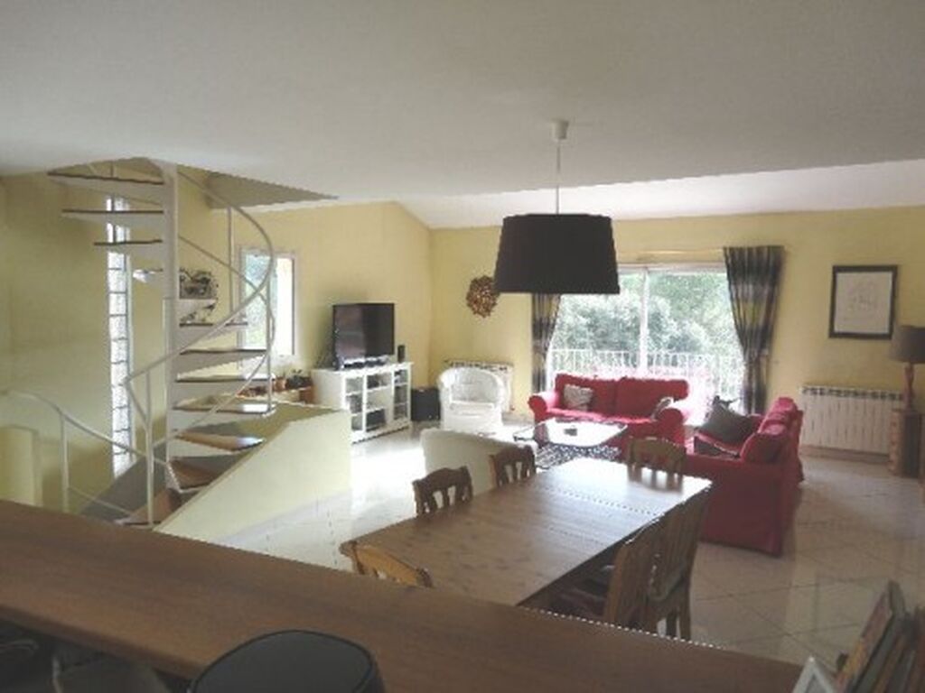 Trouver un bien 5 Carnoux lumineux avec piscine