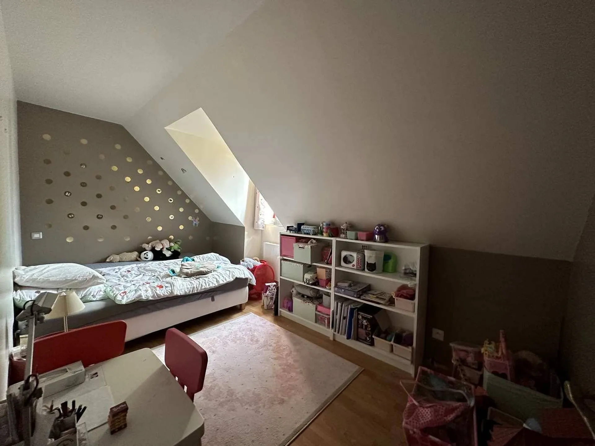 À vendre ! Maison avec grand garage en annexe pour un stationnement sécurisé