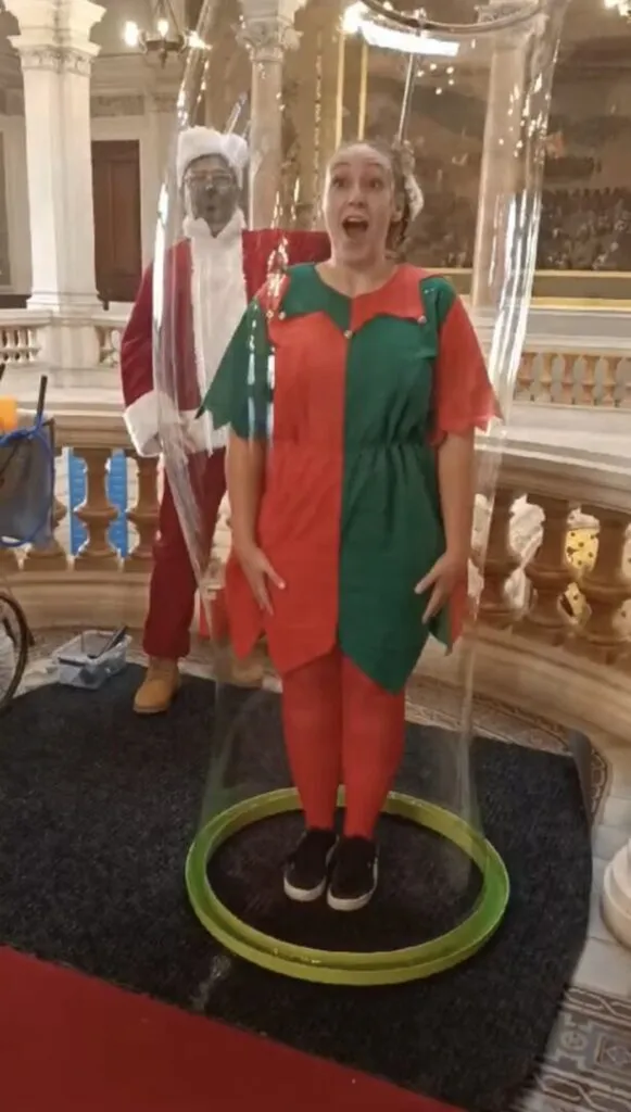 Spectacle bulle de savon géantes en prenant différentes formes et tailles, les bulles de savon géantes flottent dans l’air et émerveillent petits & grands à Lyon, Grenoble et Saitn-Etienne