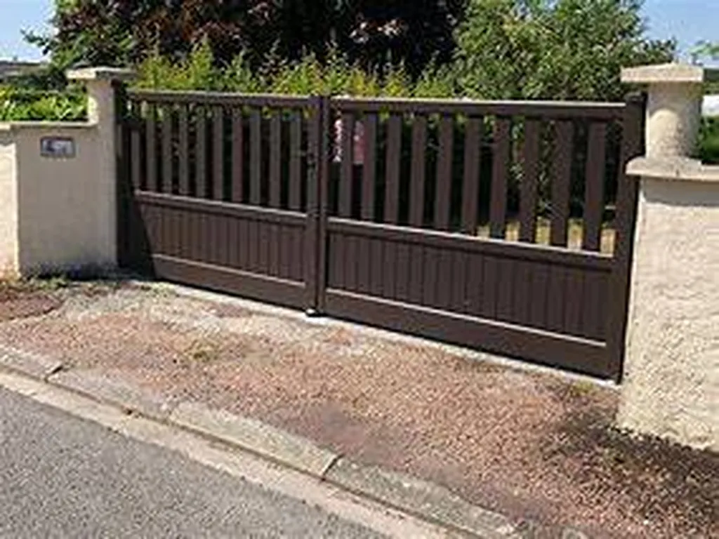 Portail battant semi ajouré posé à REYRIEUX près de LYON