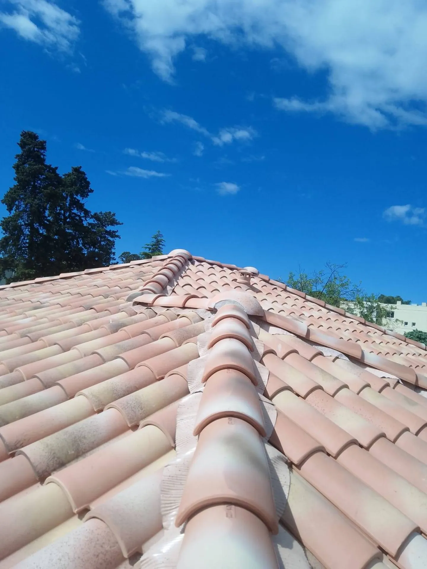 Rénovation complète d'une toiture de 120 m² à Hyères clé en main entre 70 000 et 75 000 € avec installation de tuiles plates